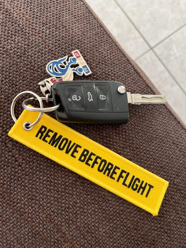 porté clé flamme jaune et noir remove before flight en broderie