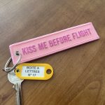 Boutique de porte-clé flamme rose Remove Before Flight